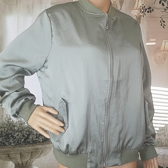 CARLI BYBEL X MISSGUIDED - Picture 1 of 8